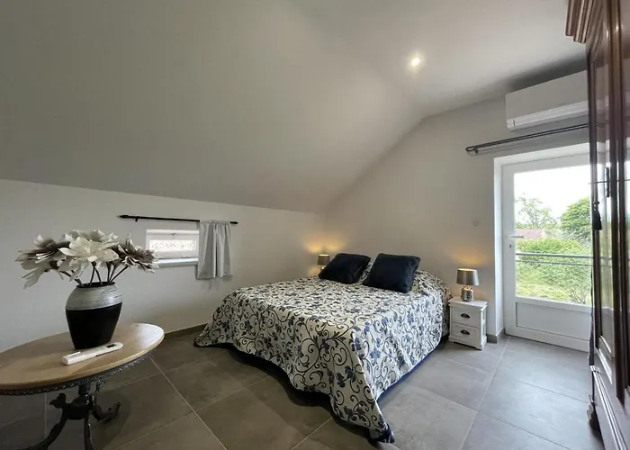 Sejour Detente Avec Piscine Privee Et Activites A Haut-bocage - Fr-1-489-455 Holiday home